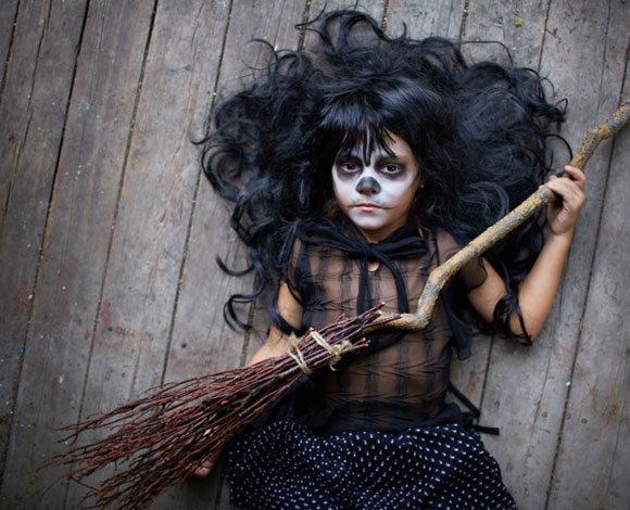 صبي يدفع حياته ثمنا لمداعبة بـ "قناع وجه مخيف"